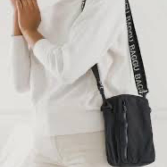 BAGGU Black Sport Crossbody with OG black and white strap - Picture 7 of 7
